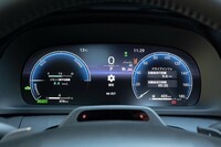 メーターパネルは12.3インチの液晶タイプ。有段変速機を搭載するが、タコメーターは表示できなかった。