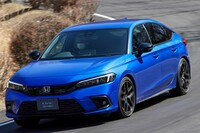 サイクルスポーツセンターの左コーナーを行く「シビックe：HEV」。コース内の制限速度は120km/hと指示されていたため、低速域から全開加速までを幅広く試せた。