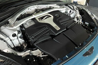メルセデスAMGより供給される、4リッターV8ツインターボエンジン。今どきのハイパフォーマンスSUVにはめずらしい、電動アシスト機構を持たないパワーユニットで、727PSの最高出力と900N・mの最大トルクを発生する。