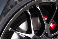 外周部におけるスポークの間隔が広くとられているのが「G29」の特徴。これにより立体感が強調され、ホイールの存在感が強められている。