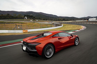 電動走行の「アルトゥーラ」の静けさは印象的なほど。エンジン始動時のサウンドや振動も、上質なものとなっている。