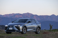 2023年3月にブランド初の電気自動車専用モデルとして発売された「レクサスRZ」。まずは4WDの「RZ450e」が登場し、同年11月にFWDの「RZ300e」（今回の試乗車）が追加された。