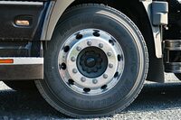 タイヤサイズは295/80R22.5という巨大なもの。試乗車にはブリヂストンのトラック用タイヤ「V-STEEL MIX M888」が装着されていた。