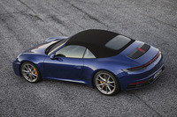 ソフトトップの構造体にマグネシウム製のパーツを採用。開閉はスイッチ操作で簡単に行え、12秒でアクションを完了する。