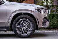 試乗車には、標準装備の20インチのAMG 5ツインスポークアルミホイールと、前後275/50R20サイズの「ミシュラン・ラティチュード スポーツ3」タイヤが装着されていた。