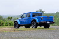 世界屈指のオフロード性能を備えた「ラングラー」と、ピックアップトラックの魅力を併せ持つ「グラディエーター」。他に似たクルマのない強烈なキャラクターは、アウトドアでなくても映えるに違いない。