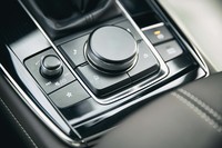 インフォテインメントシステムのスイッチ類は、シフトレバーの手前にまとめてレイアウトされている。