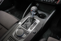 Sトロニックトランスミッションは従来の6段から7段へと変更。「Sラインパッケージ」装着車には、「S」のロゴをあしらった専用のシフトノブが備わる。