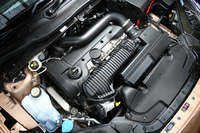 直列5気筒の2リッターターボエンジン（最高出力213ps、最大トルク30.6kgm）が横置きに搭載される。