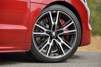 タイヤサイズは235/40R19。フロントブレーキには赤く塗装された4ピストンのキャリパーが備わる。