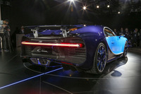 「シロン」のリアビュー。8リッターW16クワトロターボエンジンの最高出力は1500psに達し、最高速は420km/hを豪語する。