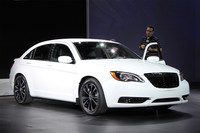 「セブリング」の後継車、「クライスラー200」。基本的には「セブリング」のフェイスリフト版だ。