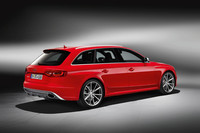 「RS」モデル伝統のワイドなフェンダーにより、全幅は標準ボディーより25mm幅広い1850mmへ。