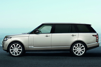 フラッグシップモデルの「レンジローバー」については、新たに4人乗りの最上級グレードを追加。ジャガー・ランドローバー・ジャパンの若林さんいわく、「舗装の悪いアメリカでは、VIPを送迎するショーファーとして使われることも多いクルマなので」とのこと。
    