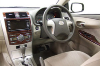 「ヌエラ セダン スタイリッシュエディション」（写真上）と、その内装。