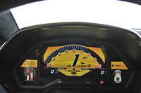 メーターは標準型とは異なり、TFT画面は全面黄色に。タコメーターをメインに据えた、レーシングカー的なデザインが採用されている。その表示は2000rpmから。100km/h走行程度では2000rpmに達しないため、タコメーターの針が動かない。