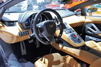 エクステリア同様、インテリアもエッジの利いたデザインを採用。質感も高い。