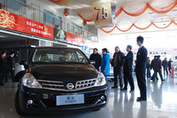 河南省鄭州市にある東風日産のディーラー。このお店では月に200台売ることもあるとか。
