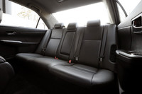 ニールームが先代比46mm拡大したリアシート。写真は、本革シートやHDDナビゲーションシステムなどが標準で与えられる上級グレード“レザーパッケージ”のもので、右側に見える穴はバッテリー冷却用の吸気口である。