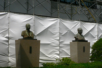 本社裏には松田重次郎氏（左）と、松田恒治氏（右）の彫像があります。恒治氏はロータリーエンジンの開発を決断したお方。
