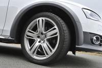 試乗車にはオプションの245/40R19サイズのタイヤが装着されていた。標準サイズは245/45R18。