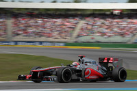 フェラーリ、レッドブルに水をあけられていたマクラーレンは、ホッケンハイムに大幅なアップデートを施した「MP4-27」を持ち込み、これが功を奏した。過去6戦の最高位が8位というスランプに陥っていたバトンは、6番グリッドから着実にポジションを上げ3位でチェッカードフラッグ。レース後、残り2周で追い抜かれたベッテルへのペナルティーが決まり2位に昇格、4月の中国GP以来となる表彰台にのぼった。（Photo=McLaren）