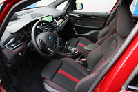 こちらはディーゼル車「218d」のインテリア。欧州では6段MTが標準仕様となる。