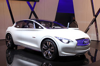 「レクサスCT200h」の対抗馬と見られる「日産エセレア」。スタイリングはちょっとやり過ぎと思うくらい個性的だ。