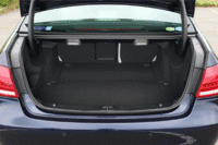 ラゲッジルームの容量は505リッター。通常のガソリンモデル（531リッター。一部モデルを除く）と比較して遜色のない容量が確保される。（クリックするとリアシートが倒れる様子が見られます）