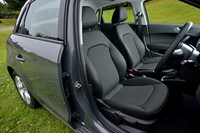 エントリーグレードの「1.0 TFSI」ではシート表皮がファブリックとなる。それ以外のグレードでは、ミラノレザーシートもオプション（25万円）で選択できる。