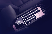 センターコンソールには、ジバンシイのメイクアップセットがおさまる。