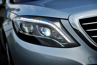 LEDハイパフォーマンスヘッドライトは「Sクラス」全グレードで標準。ヘッドライトに限らず、内外装すべてのライトにLEDを使用する。