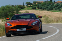 「DB11」にはコーナリング時のトラクション性能を高める、アクティブトルクベクタリング機構が搭載される。