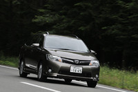 テスト車はオプションの185/60R15タイヤを履く仕様だった。それに伴い、サスペンション設定とステアリングのギア比も変更されている。