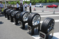 試乗会場にずらりと展示されたアドバンブランドの製品。一番手前が「アドバン フレバV701」。