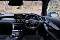 インテリアの各所に、アルミ、もしくはピアノラッカー調の装飾パーツが採用されている。内装色はブラックのみとなる。