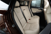 「ボルボXC60 D4」の後席。中央席の背もたれ部分はひじ掛け兼スキーホールとなっている。
    