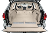 荷室のフロア高は、標準的なガソリン車の「X5」に比べて2～3cm高くなっている。積載容量は500～1720リッター。
    