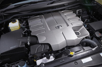 パワーユニットは従来モデルと同じで、吸排気連続可変バルブタイミング機構の「デュアルVVT-i」付き4.6リッターV8エンジンを搭載。トランスミッションには6段ATを採用している。