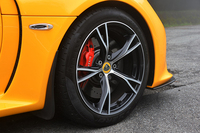 装着されるタイヤのサイズは前が205/45ZR17、後ろが265/35ZR18。