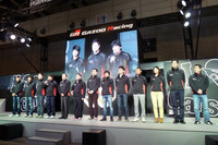 チーム代表の豊田章男社長（左から6人目）と技術代表の伊勢清貴常務役員（同5人目）、そしてドライバーたち。「東京オートサロン2013」会場（幕張メッセ）で。