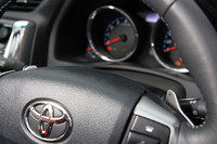 「スポーツタイプ」に区分される「250G“Sパッケージ”」「350S」などには、ステアリング裏にパドルシフトが付く。