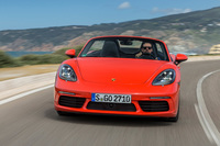 新しい意匠が取り入れられたフロントまわり。オプションで、4灯式のデイライトが組み込まれたLED式ヘッドランプが用意される。