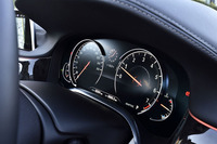 12.3インチの液晶ディスプレイを用いたメインメーター。別パーツのメーターリングを貼り付けて立体感を演出している。