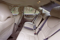 2.4Tのオプション装備：ベーシックパッケージ＝本革シート＋サンルーフ＋本革巻ステアリングホイール＋パワーシート＋専用アルミホイール/スタイリングパッケージ＝本革巻シフトノブ＋パーキングブレーキ＋フロントフォグランプ＋自動防眩ルームミラー/助手席エアバッグ/インテグレーテッドチャイルドクッション/ナビゲーションシステム/グローサリーバッグホルダー