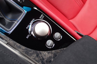 センターコンソールには、走りの特性を変化させるセレクターがレイアウトされる。