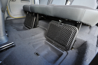 後席のフロア下には収納スペースが用意される。