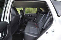ハイブリッド車（写真）は2列5人乗りに限られるが、ガソリン車の一部グレードでは、3列7人乗り仕様も選べる。
    