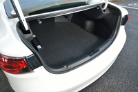 トランクルームは、ダンパーなどが露出しないスッキリとした開口部が自慢。上方にあるノブを使えば、荷室側からも後席をたたむことができる。
    