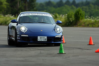 佐藤久美さんのとなりに乗る。ブレーキを踏んで右にステアリングを切ったところ。車内の私の表情でその衝撃のスゴサがわかるだろうか。まさに貞子状態。